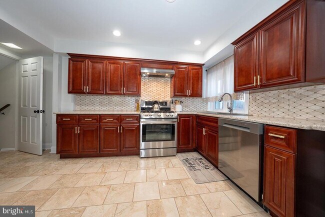 Building Photo - 227 E Hathaway Ln