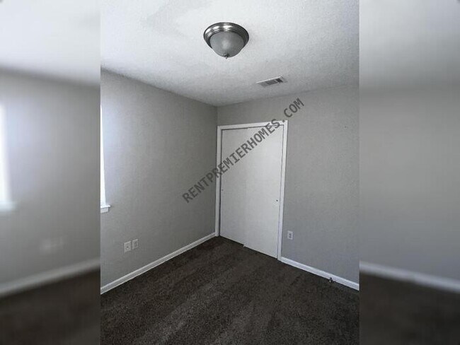 Building Photo - 404 Live Oak Dr