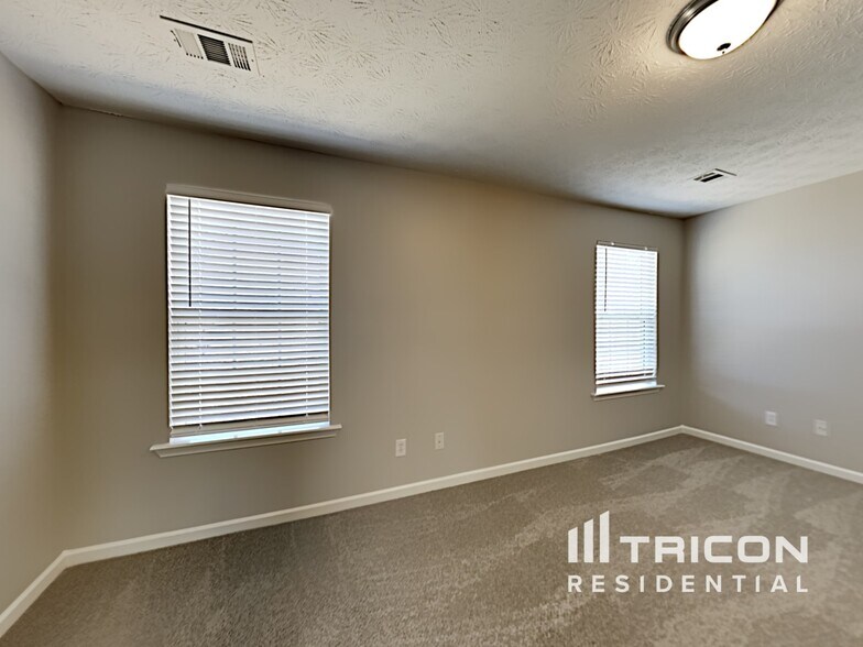 Building Photo - 330 Summit View Dr