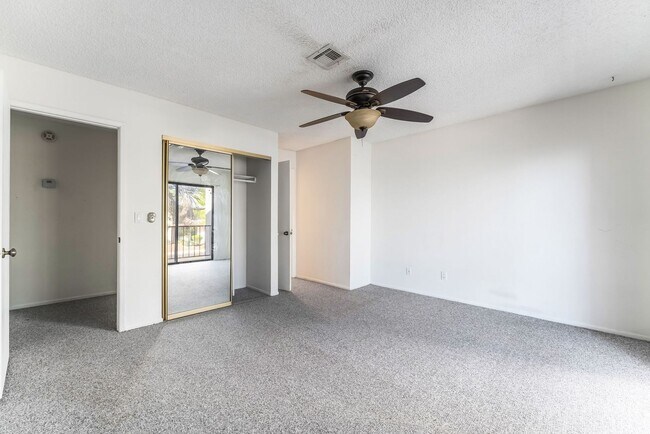 Building Photo - Immaculate two story townhome style condo ...