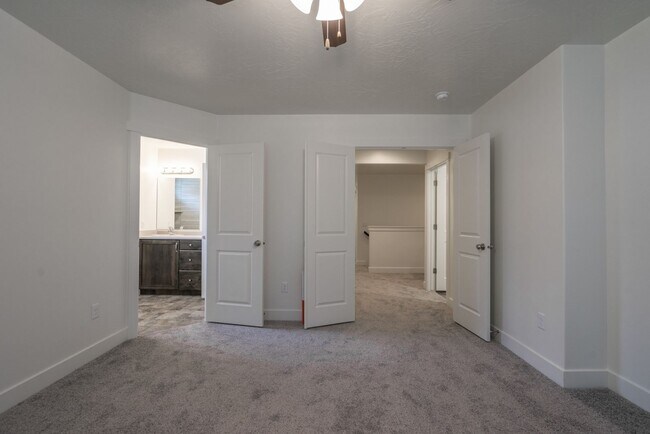 Building Photo - Desert Canyons End Unit – 4-Bedroom, 2.5-B...
