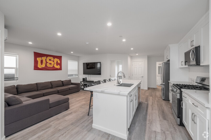 5BR, 3BA - 1,816SF - Living Room - USC Student Housing - The Hive On Ellendale