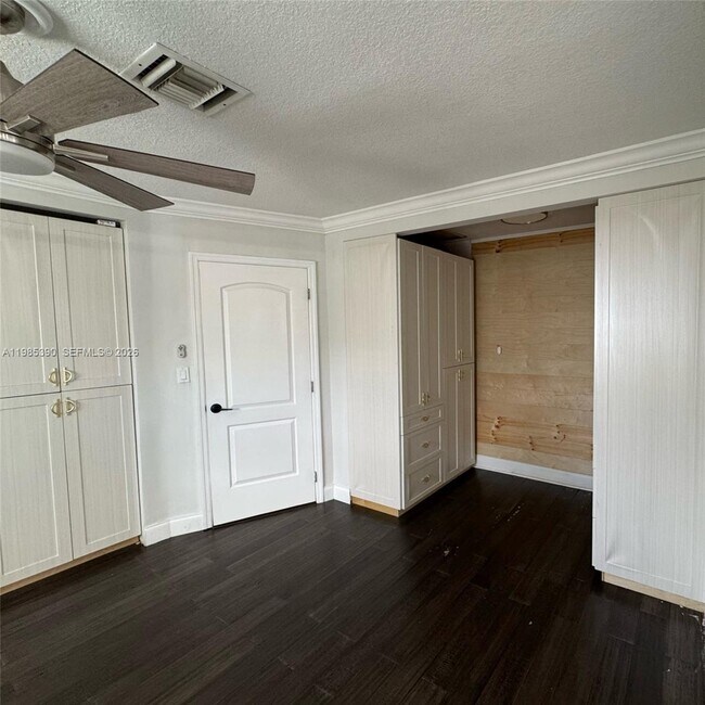 Building Photo - 4261 SW 22nd St