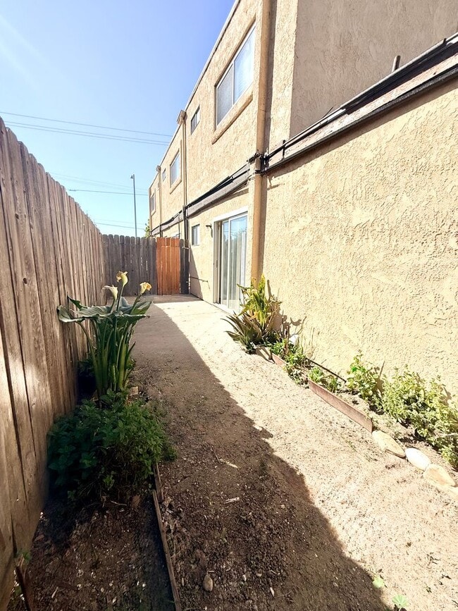 Building Photo - D728