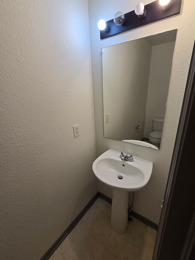 Building Photo - Spacious and Bright 4 Bedroom Home with Garage and Basement Now Available!