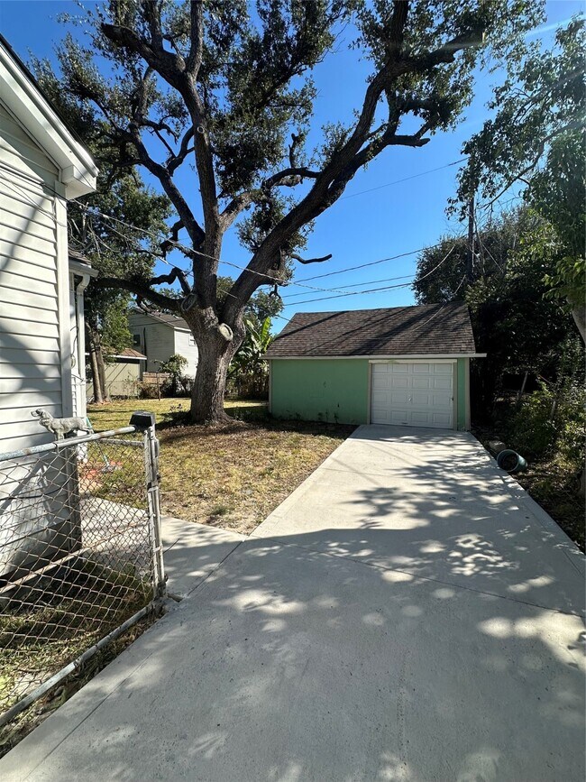 Building Photo - 6908 Moss Rose St