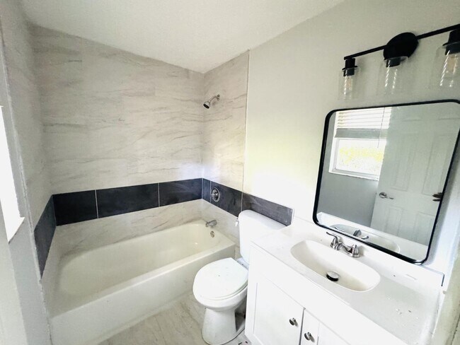 Building Photo - 13808 N 21st St