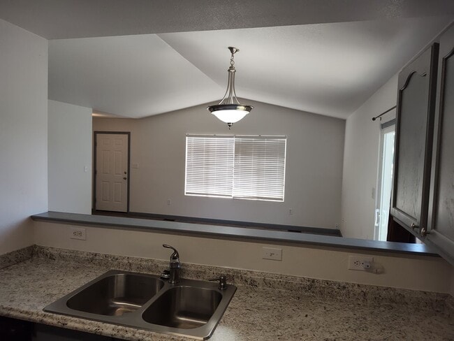 Building Photo - ALL PROSPECTIVE TENANTS MUST SUBMIT A $58 NON-REFUNDABLE APPLICATION FEE PER APPLICANT ONLINE AND...