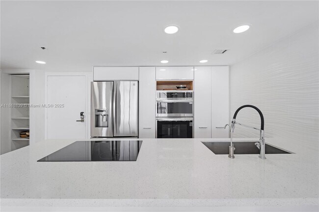 Building Photo - 7601 E Treasure Dr