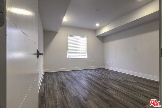 Building Photo - 5030 Rosewood Ave