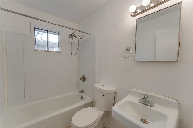 Building Photo - Charming Renovated 2-Bedroom Duplex Near D...