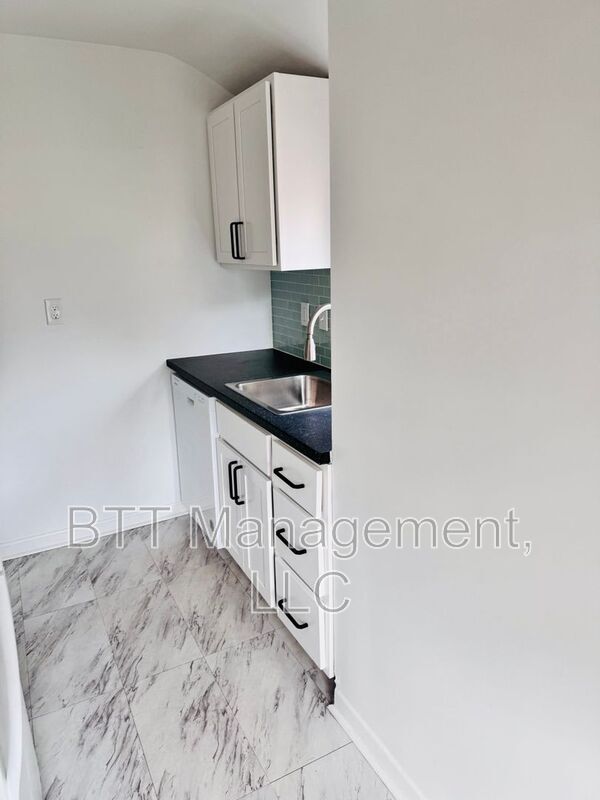 Building Photo - 8400 Greenwood Ave