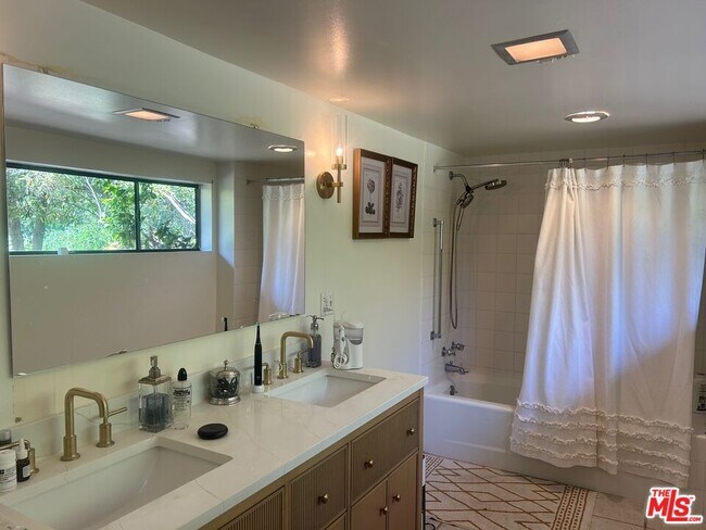 Building Photo - 809 Toulon Dr
