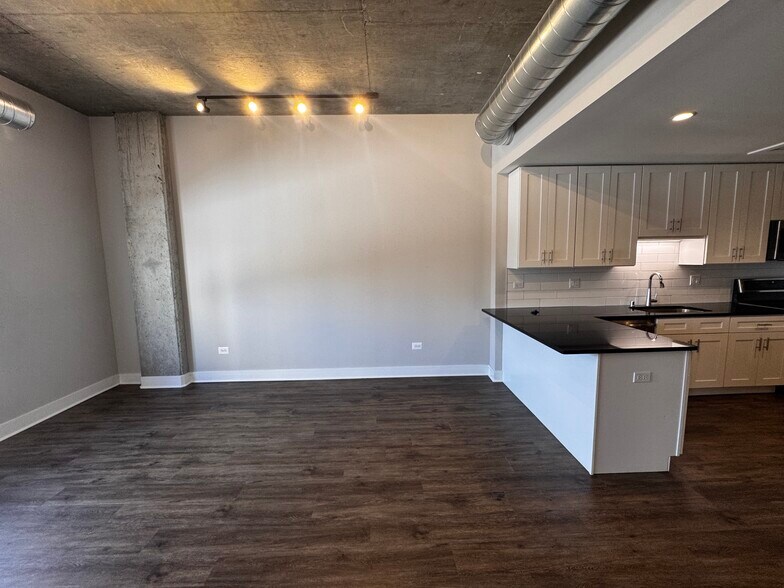 Building Photo - 3845 N Broadway St