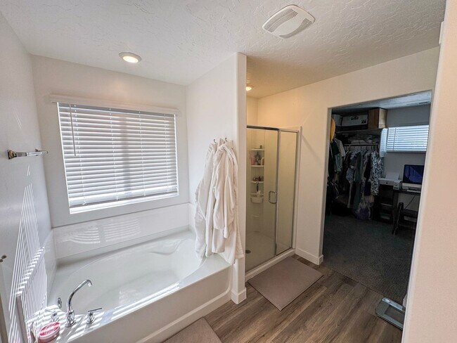 Building Photo - Modern 4 Bed 3.5 Bath Home in Syracuse | Bonus Room + Fenced Yard + 86” TV Included