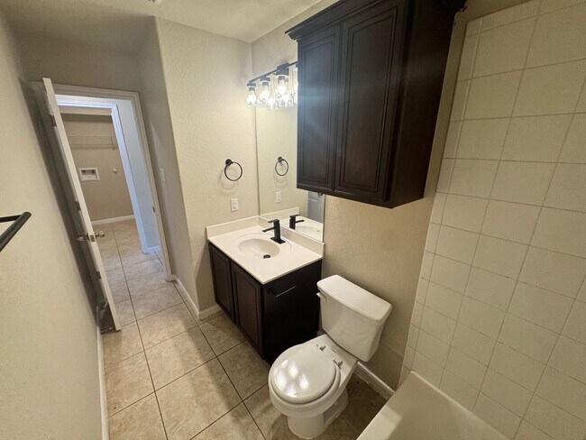 Building Photo - Spacious 4-Bed, 2-Bath Home in Avery Park, Granite, Open Concept & Covered Porch