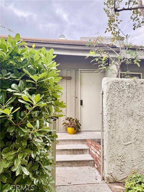 Building Photo - 11738 Moorpark St