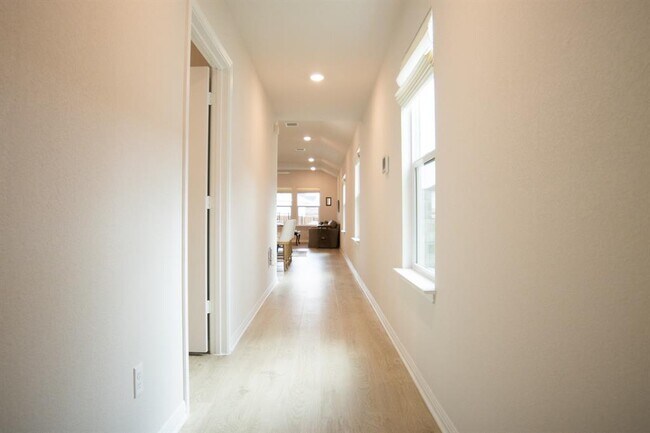 Building Photo - 416 Lone Cedar Rd