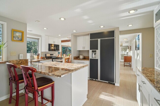 Building Photo - 5408 Sunset Ave