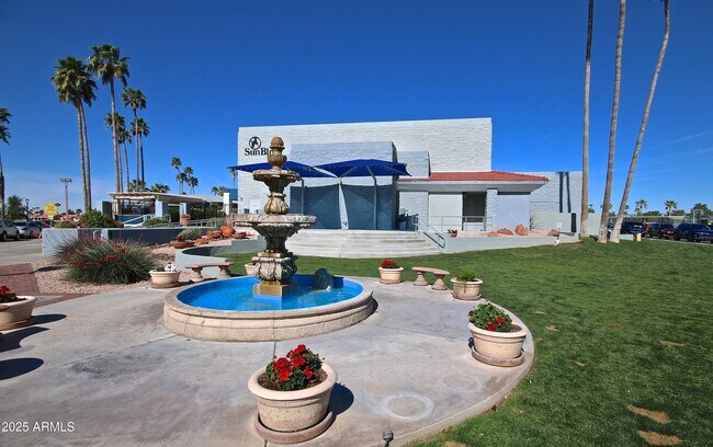 Building Photo - 1702 E Palm Beach Dr