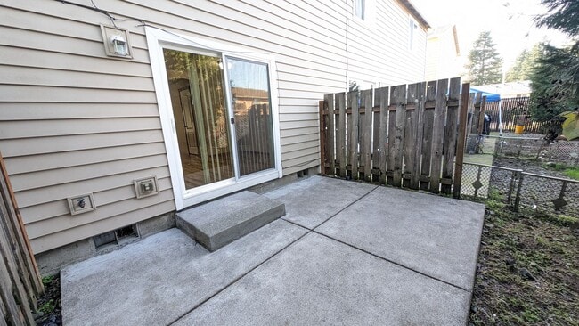 Building Photo - Wonderful townhouse in Forest Grove
