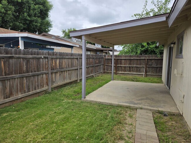 Building Photo - Unit For Rent