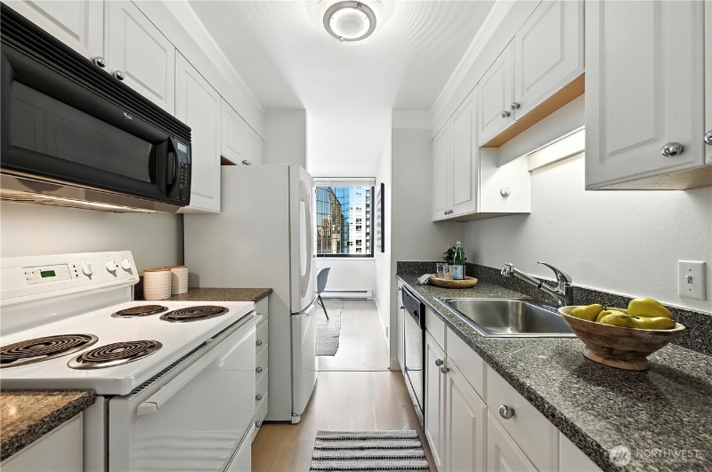 Building Photo - 2101 3rd Ave