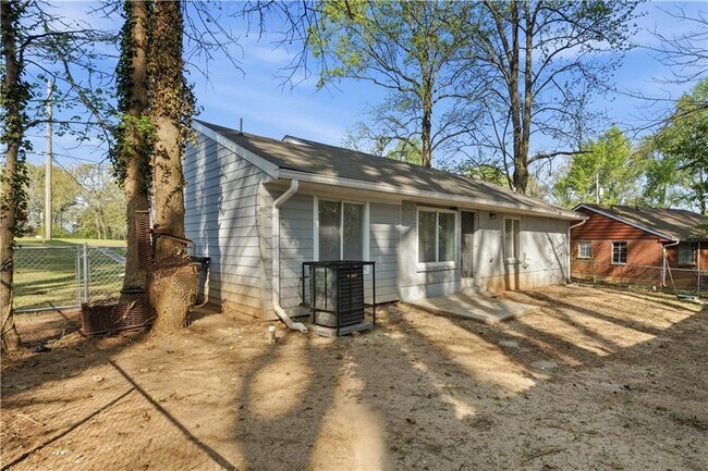 Building Photo - 1735 Carter Cir