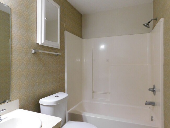 Building Photo - Charming 2 Bed 2 Bath Duplex Move in Special!