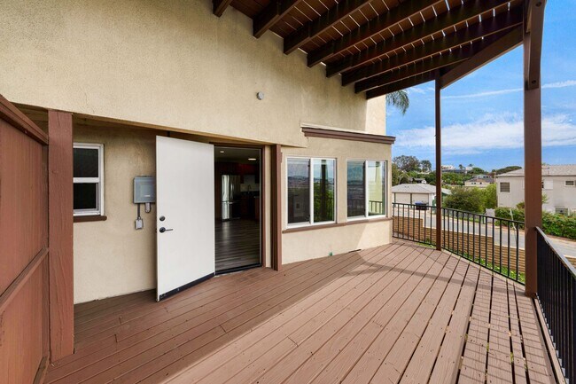 Building Photo - Spacious Studio aand 1-bedroom Apartments in Mission Hills – Prime Location!