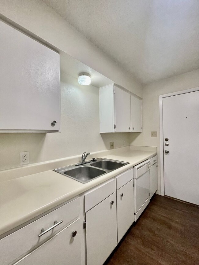 Building Photo - Spacious 2 Bedroom Apartment - Parking - N...