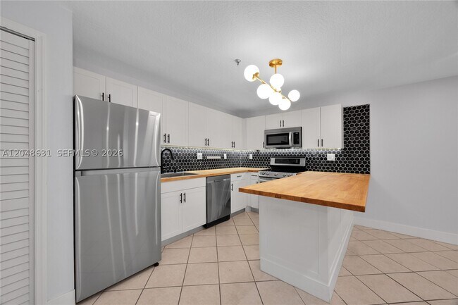 Building Photo - 2734 Bird 301
