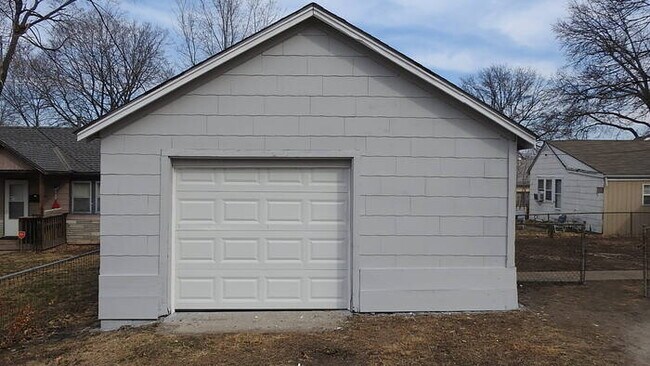 Building Photo - Adorable 2 bedrooms and 1 bath home located on N Main St in Independence