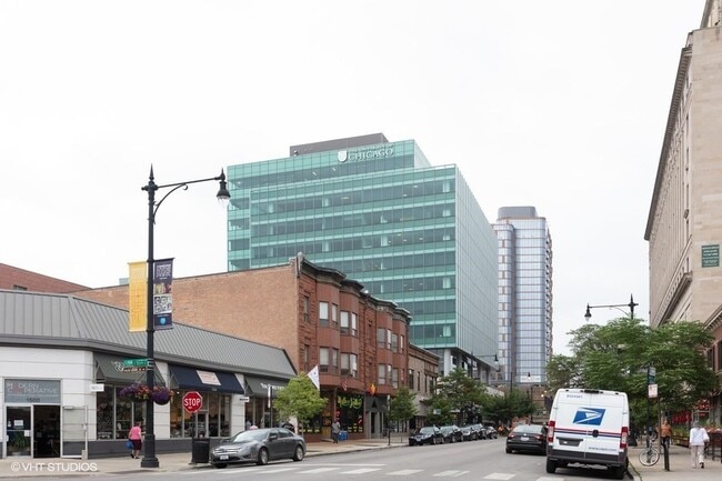 Building Photo - 1443 E 53rd St