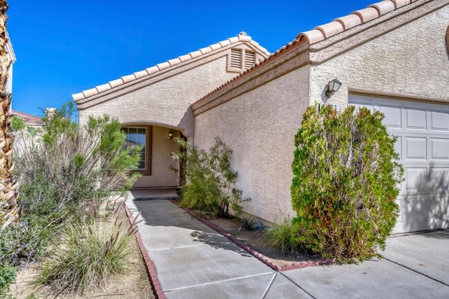 Building Photo - Newly painted and new carpet!