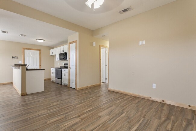 Building Photo - 608 Mesquite Dr