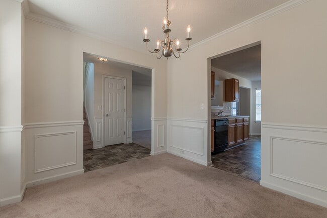 Building Photo - Spacious 4 bedroom 2.5 bath