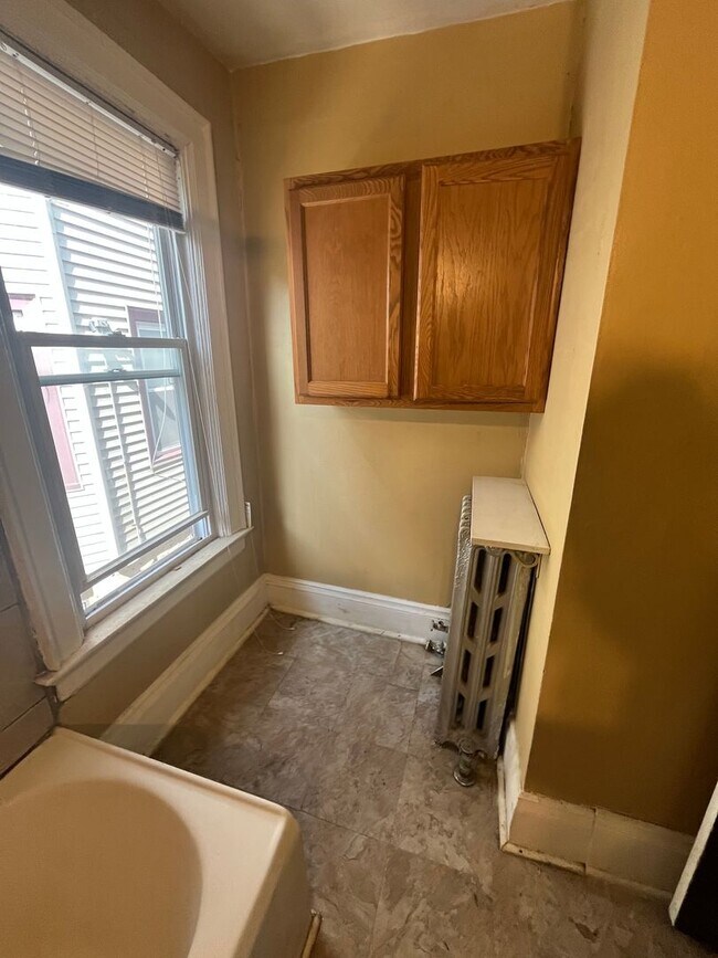 Building Photo - Spacious 2BR/1BA in Prime East Side Locati...