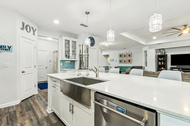 Building Photo - Spacious 4 Bed / 4 Bath Home with Upgrades...