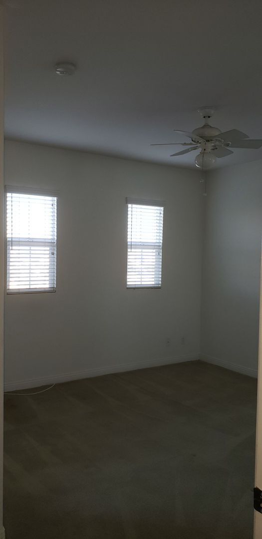 Building Photo - 70 Vía De La Valle