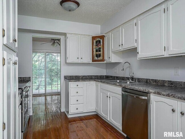 Building Photo - 3060 Parkwild Dr