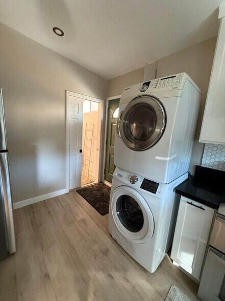 Building Photo - 1519 1/2 W 37th Pl