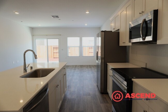Building Photo - Spacious 4 Bed/2 Bath Brand New Build! in Bakersfield's Desirable 93311 Area — Solar, Garage & Fu...