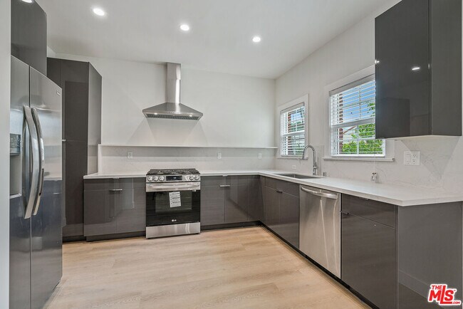 Building Photo - 144 N Swall Dr