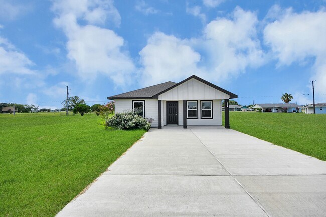 Building Photo - 688 Swallow Dr