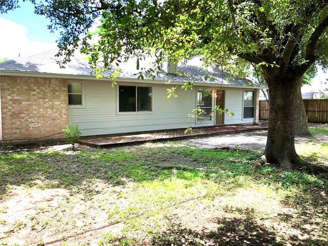 Building Photo - 15650 Pebble Lake Dr