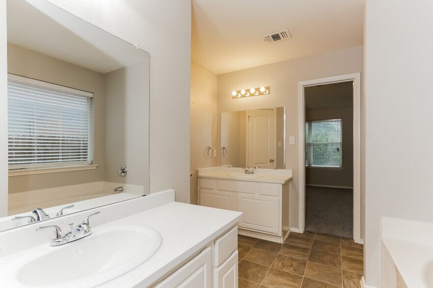 Building Photo - 7501 Fossil Garden Dr