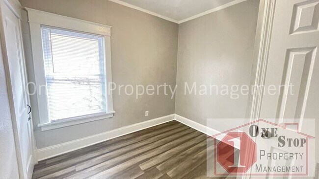 Building Photo - Beautiful 3 Bedroom 1 Bathroom Home in Kansas City!
