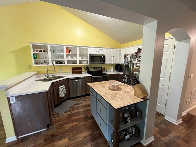 Building Photo - Charming 3BR Townhome in Indianapolis