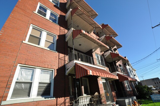 Building Photo - Large 2-3 Bed Apt. Beaver Falls! - $595 NO...